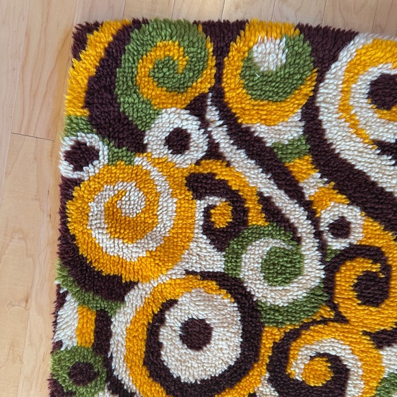 Groovy 70s Latch Hook Rug - Picture 2 of 6